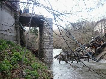 Авария на стар пътен мост над р. Б. Вит в с. Рибарица, общ.Тетевен през есента на 2013г.