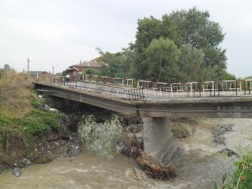 Авария на пътен мост над р. Върлещица в с. Първенец, Пловдивско, поради подравяне на междинната опора вследствие наводнението от 28.07.2014г.